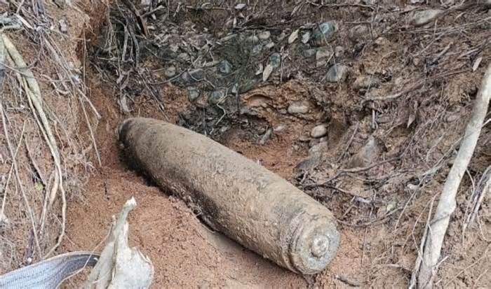 Di dời gần 200 người dân để xử lý quả bom 227kg phát lộ trên sông