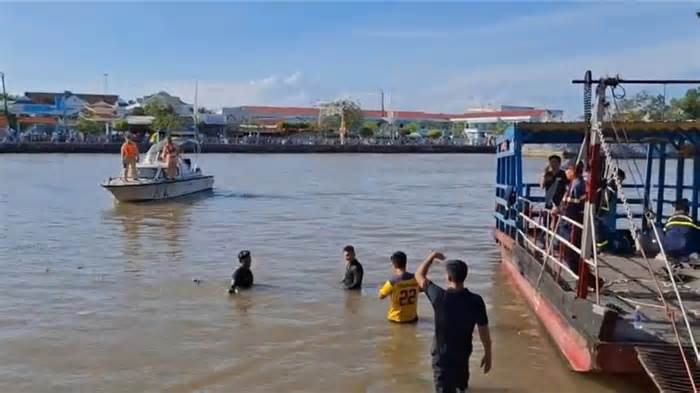 Say xỉn leo lên cabin phà rơi xuống sông mất tích