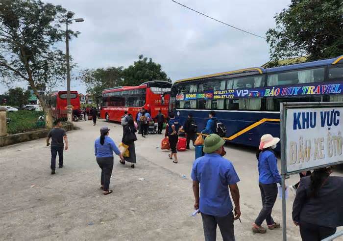 Trung chuyển hàng trăm khách vì tai nạn gần ga Hòa Duyệt
