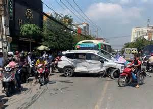 Ba ôtô tông liên hoàn, 3 người bị thương