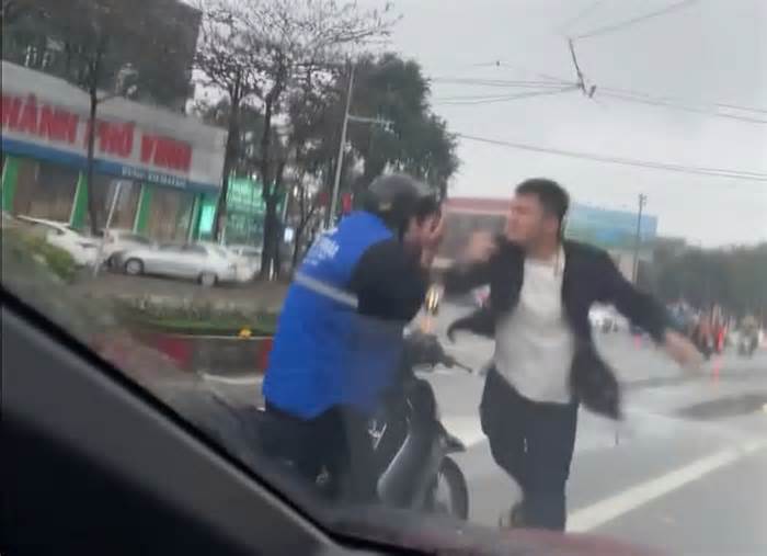 Xôn xao clip tài xế hành hung thiếu niên đi xe máy