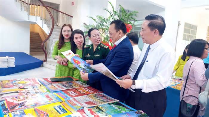 Dành tặng quân dân Trường Sa 3.000 giai phẩm dự Hội Báo Xuân tỉnh Khánh Hòa