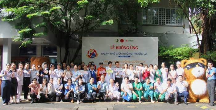 Hơn 100.000 người Việt tử vong do thuốc lá mỗi năm, nhân viên y tế nói không với thuốc lá