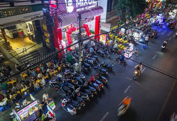 Người lấn chiếm vỉa hè đuổi người đứng chờ xe: 'Chỗ này là chỗ buôn bán chứ cứ đứng xớ rớ đó hoài'