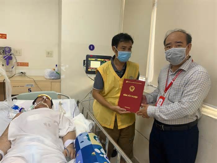 Trao bằng tốt nghiệp danh dự cho nam sinh bị bệnh hiểm nghèo