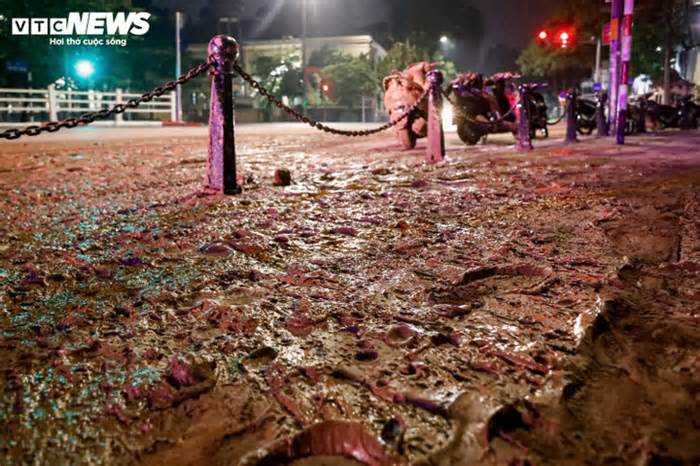 Bác tin bùn nhão tràn trên phố khiến loạt xe trượt ngã liên quan dự án metro