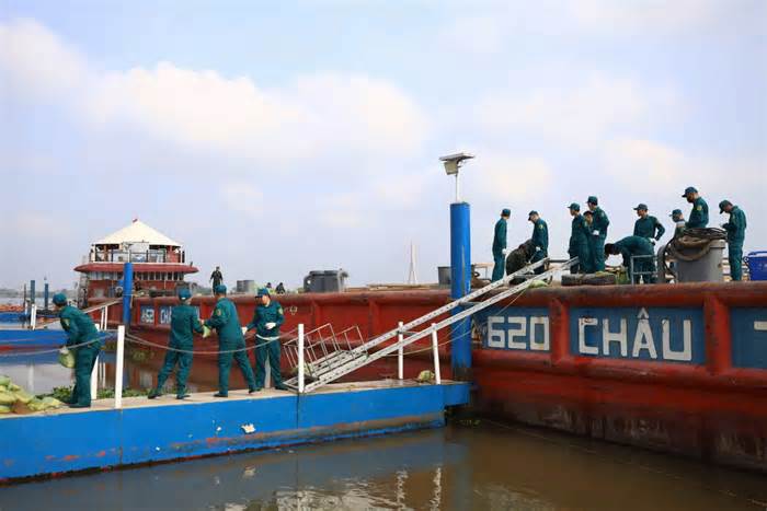 Lắp đặt trận địa 1.000 quả pháo hoa trên sà lan ở Cần Thơ
