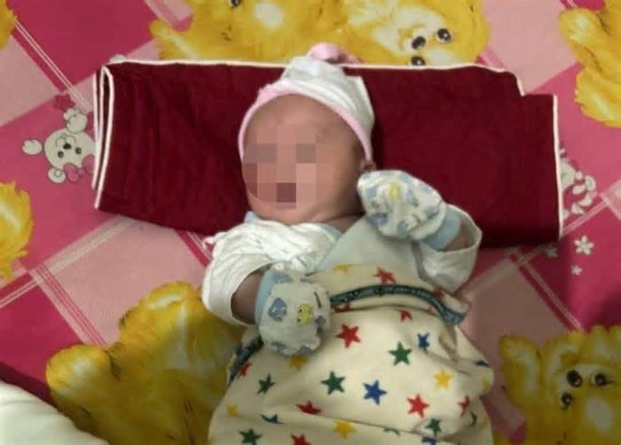 Bé trai 20 ngày tuổi bị bỏ rơi trước cửa nhà