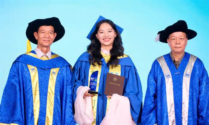 Hiệu trưởng căn dặn tân cử nhân 'không để AI, mạng xã hội điều khiển bản thân'
