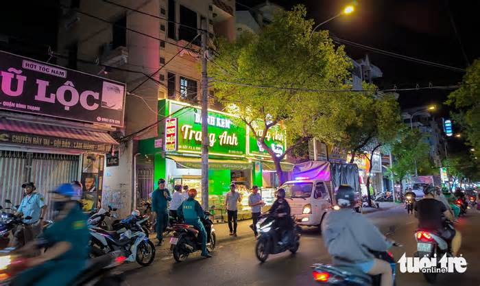 Quận Bình Thạnh lập lại trật tự vỉa hè trong đêm, có trường hợp tái lấn chiếm ngay sau đó