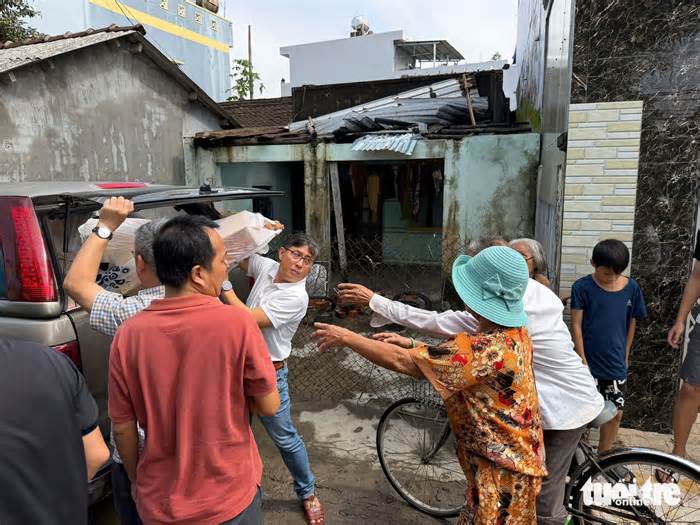 Tuổi Trẻ tiếp tục trao 100 phần quà khẩn cấp cho rốn lũ Đông Hòa