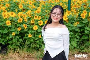 Hoa hướng dương nở vàng rực bờ sông Sài Gòn