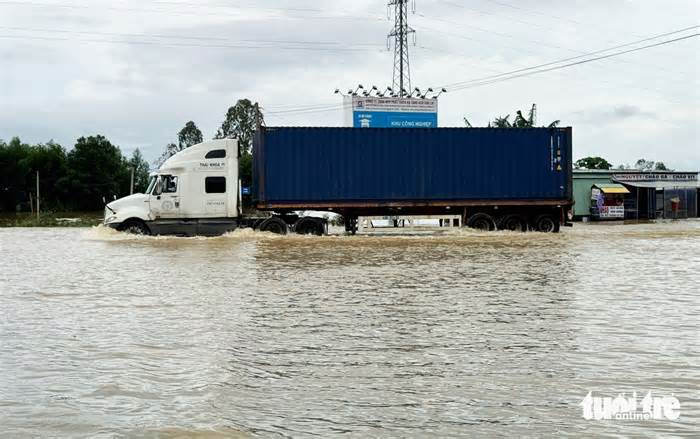 Quốc lộ 1 qua Đà Nẵng bị ngập, nhiều xã miền núi bị sạt lở, chia cắt đường