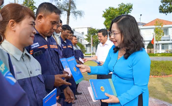 Sóc Trăng tri ân y bác sĩ, công nhân trực đêm Giao thừa