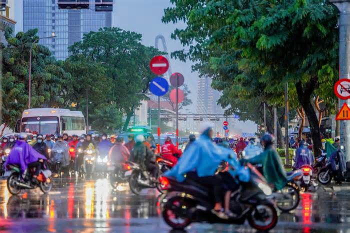 Mưa tầm tã, hàng trăm người dân TPHCM loay hoay tìm đường về nhà