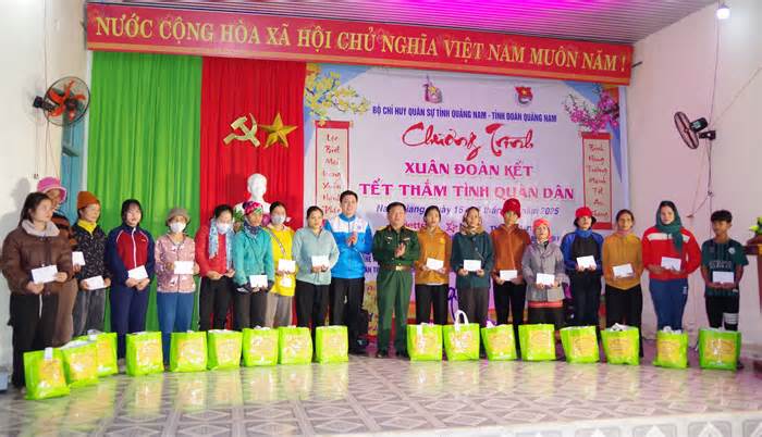 Trao hàng trăm suất quà đến bà con vùng biên giới Quảng Nam dịp Tết Nguyên đán