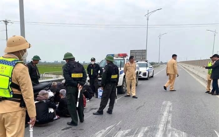Đi xe máy chơi Tết trên cao tốc, 11 thanh thiếu niên bị phạt 78 triệu đồng