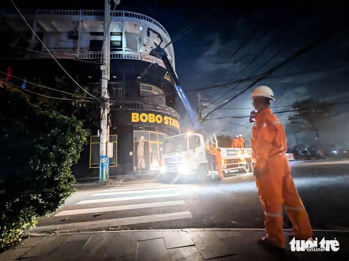 Công nhân điện lực chạy đua nối lại dòng điện cho bà con nơi tâm bão Kalmaegi