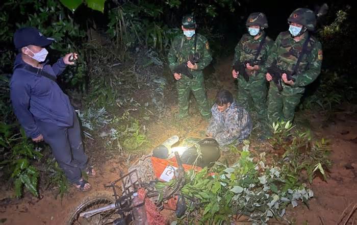 Hai đối tượng vận chuyển 160kg thuốc nổ TNT qua biên giới