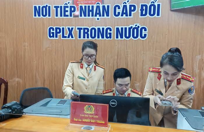 Ngày đầu CSGT thực hiện cấp, đổi GPLX: Toàn quốc tiếp nhận gần 400 hồ sơ