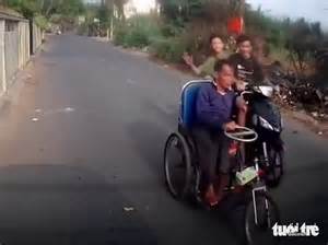 Người đàn ông ngồi xe lăn bất ngờ bị hai người chạy xe máy từ phía sau tát vào đầu
