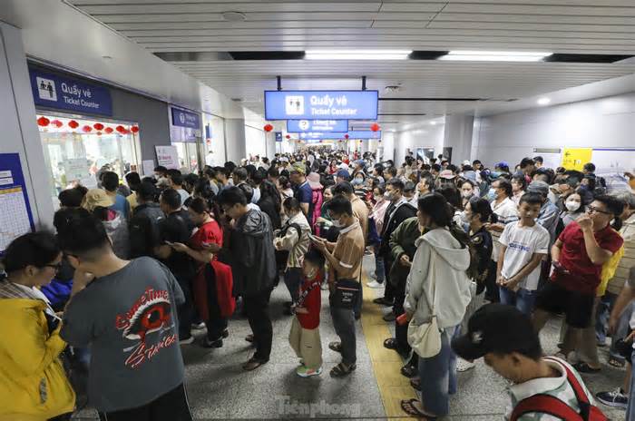 'Biển người' chờ cả tiếng để đi metro TPHCM ngày mùng 3 Tết