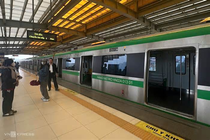 Tàu Cát Linh - Hà Đông dừng giữa đường, hành khách được trả vé