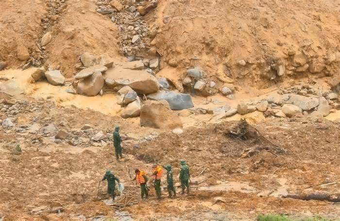 Núi phát ra tiếng nổ lớn, lực lượng tìm kiếm 3 người nghi bị vùi phải rút lui