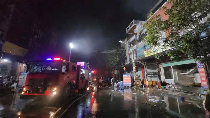Vĩnh Phúc: 100 cảnh sát dập lửa tại 'thủ phủ bán buôn' Thổ Tang