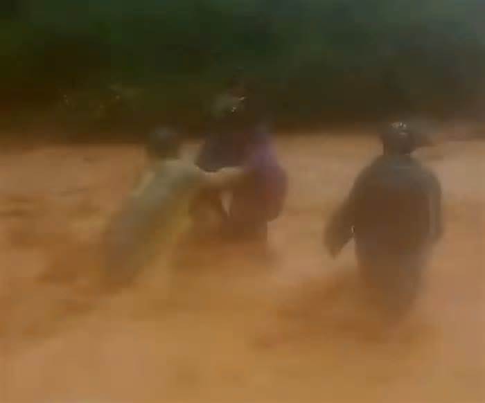 Cán bộ xã ở Nghệ An vượt suối cuồn cuộn đưa hơn 120 dân bản đến nơi an toàn