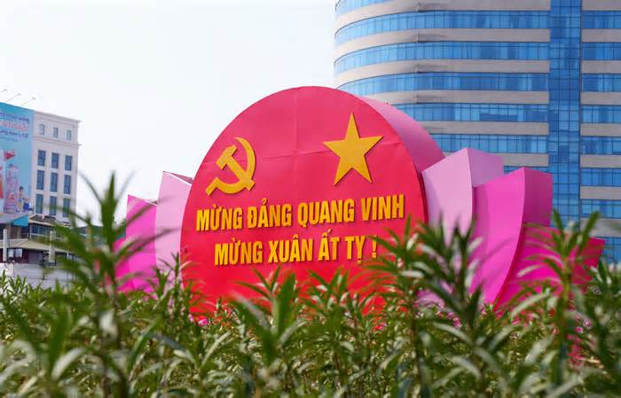 Phố phường Hà Nội trang hoàng rực rỡ chào mừng ngày thành lập Đảng