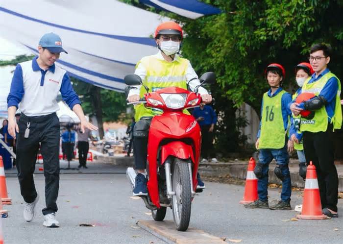 Công nhân ý thức thực hiện văn hóa giao thông