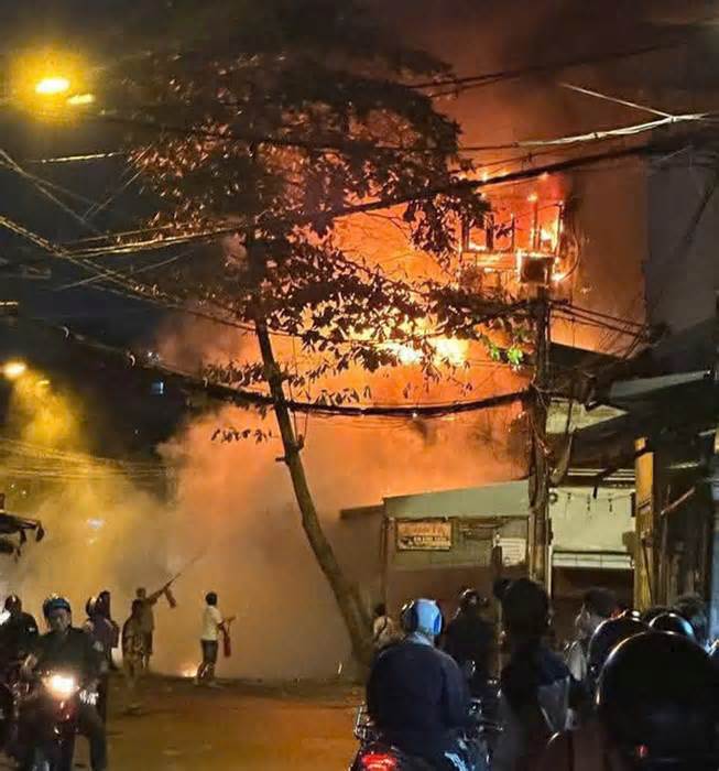 Cháy nhà trên đường Trần Bình Trọng, quận Bình Thạnh