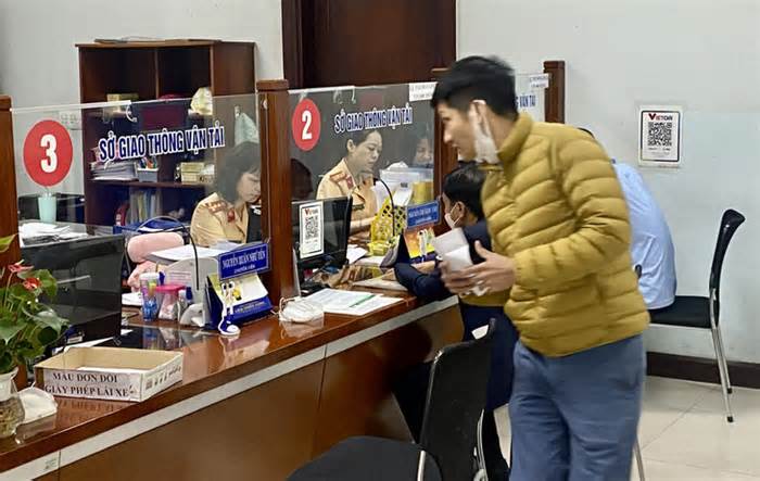 Đông người làm thủ tục đổi bằng lái trong ngày đầu công an tiếp nhận ở Đà Nẵng