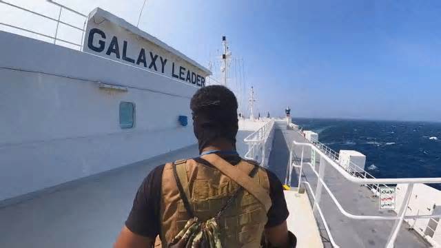 Houthi vội thả toàn bộ thủy thủ đoàn tàu Galaxy Leader sau hơn 1 năm bắt giữ, Tổng thống Trump vẫn đưa lực lượng này trở lại danh sách khủng bố