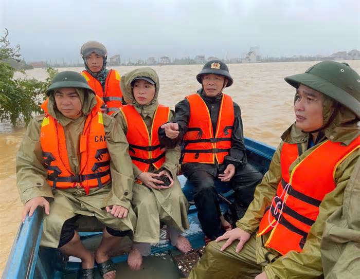 Tìm kiếm 3 người bị lũ cuốn mất tích ở Huế