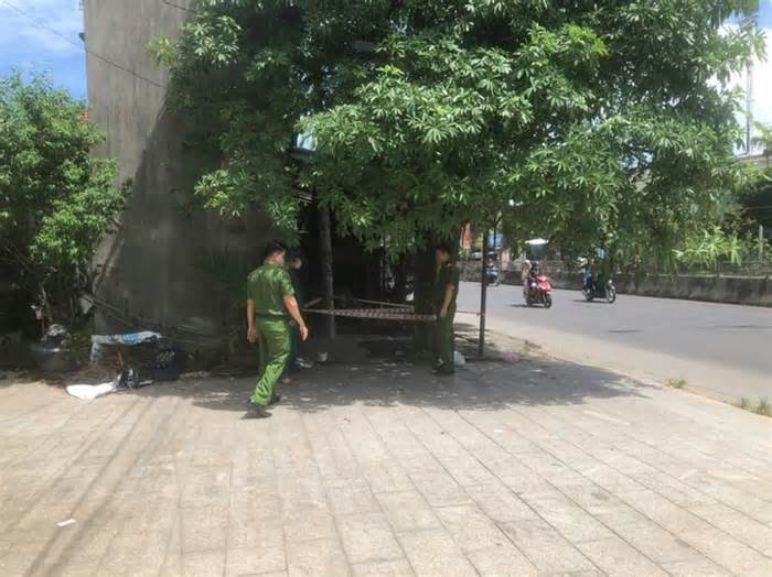 Đang làm vườn, phát hiện 2 quả đạn cối còn nguyên ngòi nổ