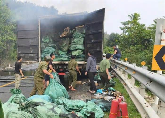 Xe container chở hàng chuyển phát nhanh bốc cháy trên quốc lộ 1