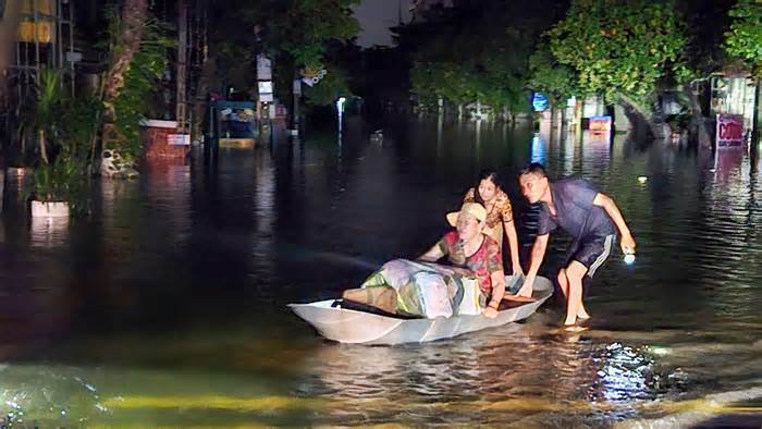 Nước sông Thương vẫn trên báo động 3, người dân xuyên đêm chạy lũ
