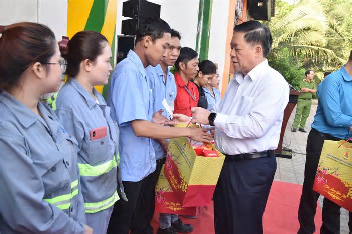 Trưởng Ban Tuyên giáo Trung ương Nguyễn Trọng Nghĩa chúc Tết công nhân, hộ nghèo