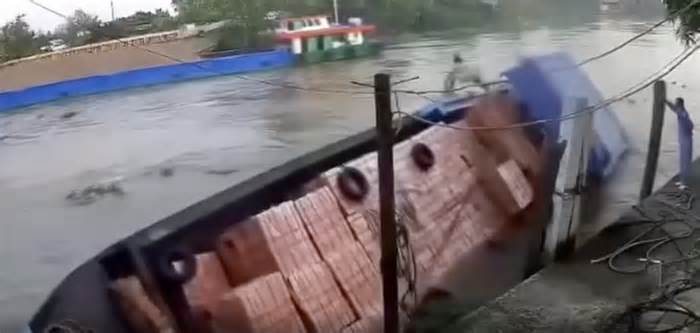 Hậu Giang: Chìm ghe chở gạch đang đậu, một phụ nữ tử vong