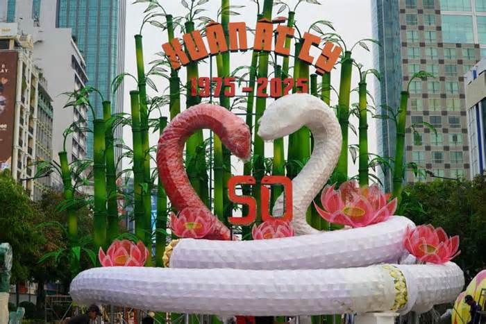 Cặp linh vật rắn Đường hoa Nguyễn Huệ xuất hiện