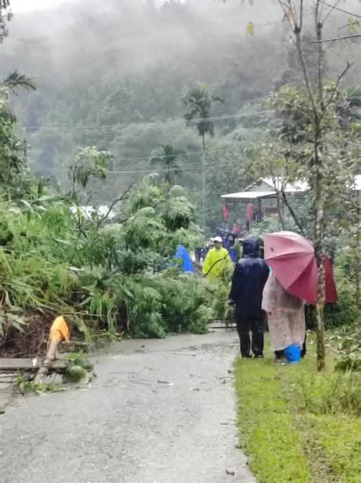 Sạt lở kinh hoàng ở miền núi Đà Nẵng vùi lấp hàng chục nhà dân