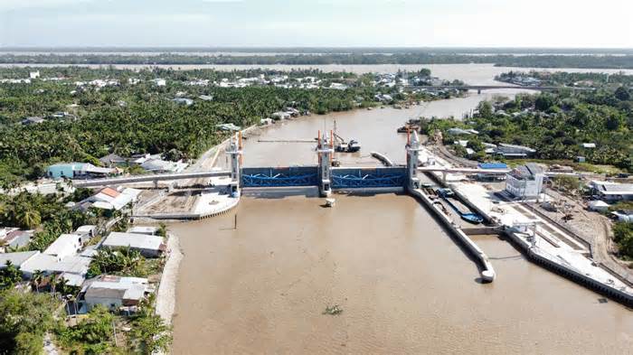 Vận hành cống ngăn hạn mặn cho Sóc Trăng, Hậu Giang