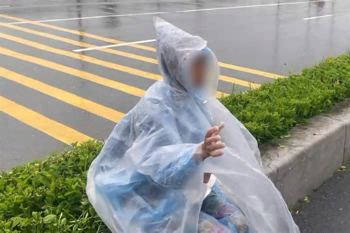 Phát hiện người phụ nữ nằm trên dải phân cách QL1A giữa trời mưa ở Ninh Bình