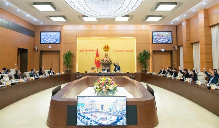 Thông qua nghị quyết về nhiệm vụ, quyền hạn, cơ cấu các cơ quan của Quốc hội