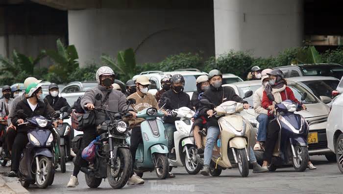 Mùng 4 Tết: Phương tiện ùn dài tại cửa ngõ Thủ đô