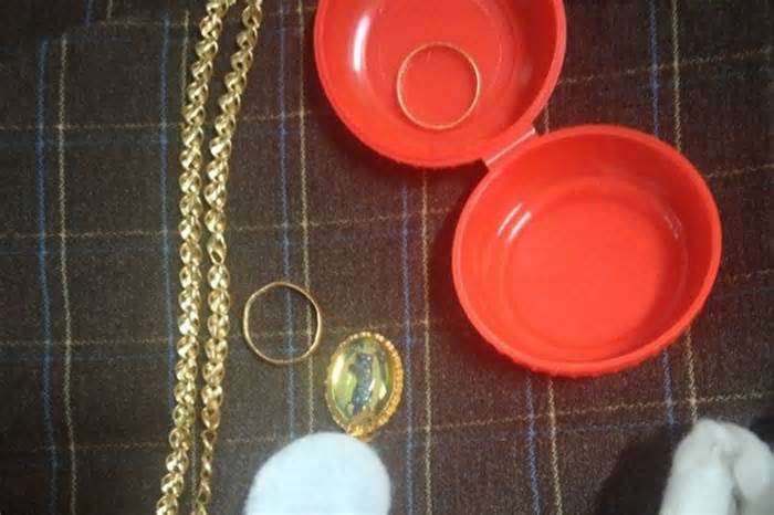 Trả lại gần nửa cây vàng để quên trong áo quần cũ gửi người dân vùng lũ