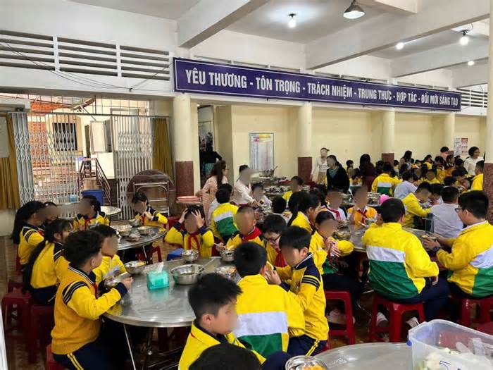 Trường tiểu học ở Lâm Đồng bị tố sử dụng thực phẩm bẩn tạm ngưng ăn bán trú