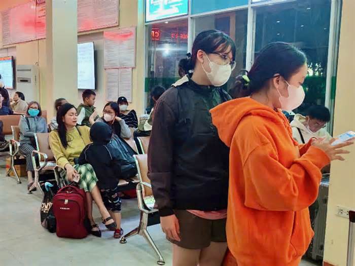 Hành khách xếp hàng dài ở bến xe, nhà ga để vào TP.HCM